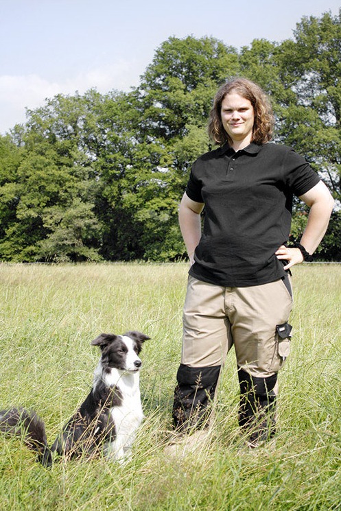 Bianca Jost Hundebetreuung - Bianca Jost mit ihrer Border-Collie-Hündin Mika auf einer Wiese